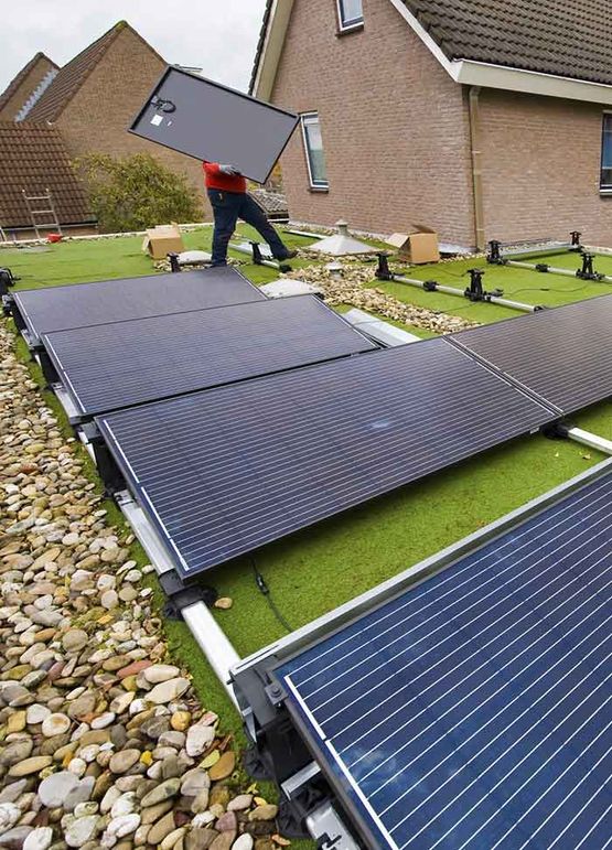 Hombre instalando paneles solares